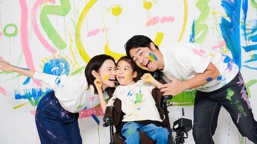 乙武洋匡さん公式Ｘの高野貴裕さん家族の写真画像